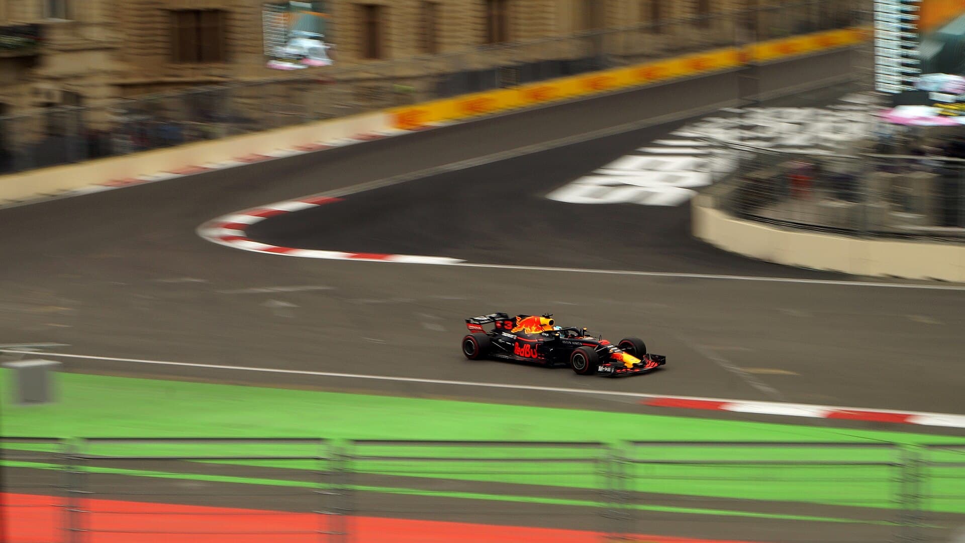 Daniel Ricciardo driving a Red Bull Racing Formula 1 car at the 2018 Azerbaijan Grand Prix