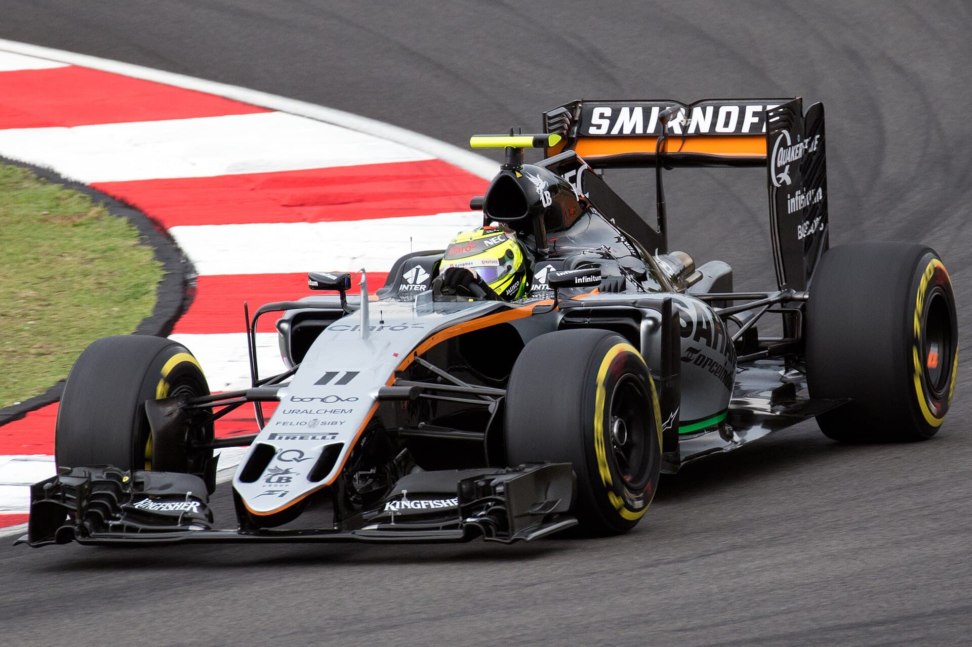 Sergio Pérez driving a Force India Formula 1 car at the 2016 Malaysian Grand Prix