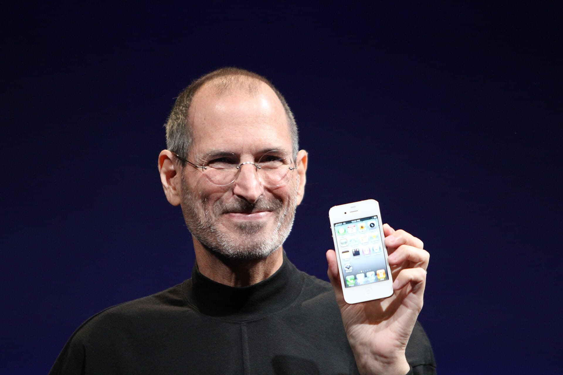 Steve Jobs showing an iPhone 4 at the 2010 Worldwide Developers Conference